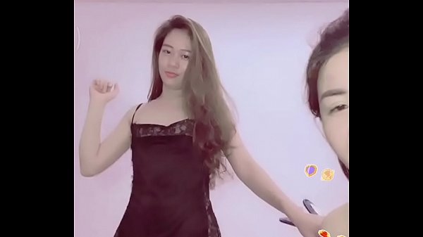 Wearing lace pajamas without wearing chips