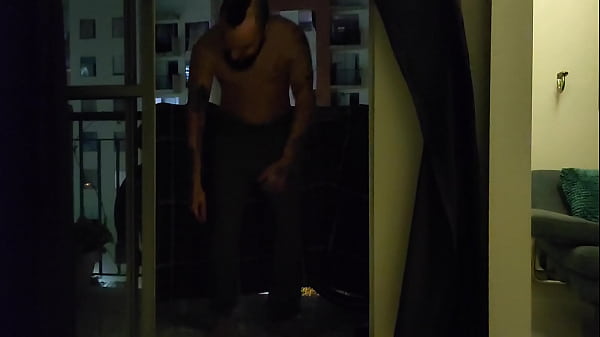 Download Video - Reto a mi novia a que me chupe la polla en el balc&oacute;n del apartamento&excl;