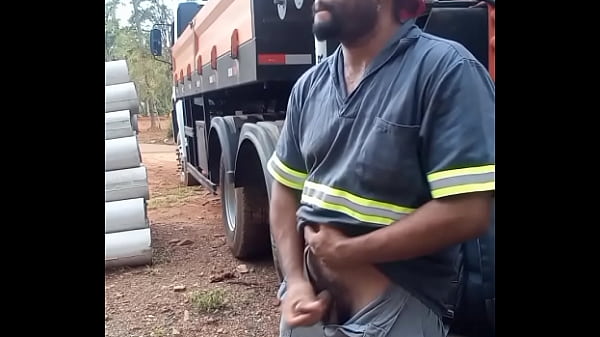 Download Video - Trabalhador se Masturbando na Obra escondido atr&aacute;s do Caminh&atilde;o da Empresa