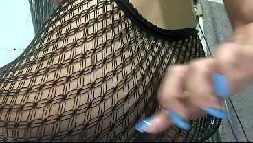 Vazou v&iacute;deo caseiro da morena com peitos enormes e naturais se masturbando com pau de borracha em casa