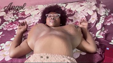私の巨大なおっぱいを揺らす姿を見に来てください。