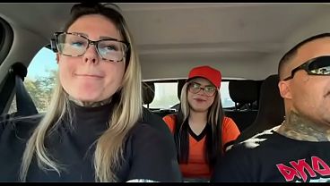 バス停でレジ係の女性を見つけて、ポルノ女優になってくれないかと頼んだんだ!人前でいきなりイチャイチャし始めて、お互いの口を舐め合ったりして、それから車の中でセックスしたんだ。