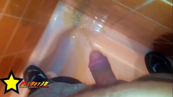 Download Video - schon wieder heimlich in die Dusche bei der besten Freundin gepisst &colon;-D