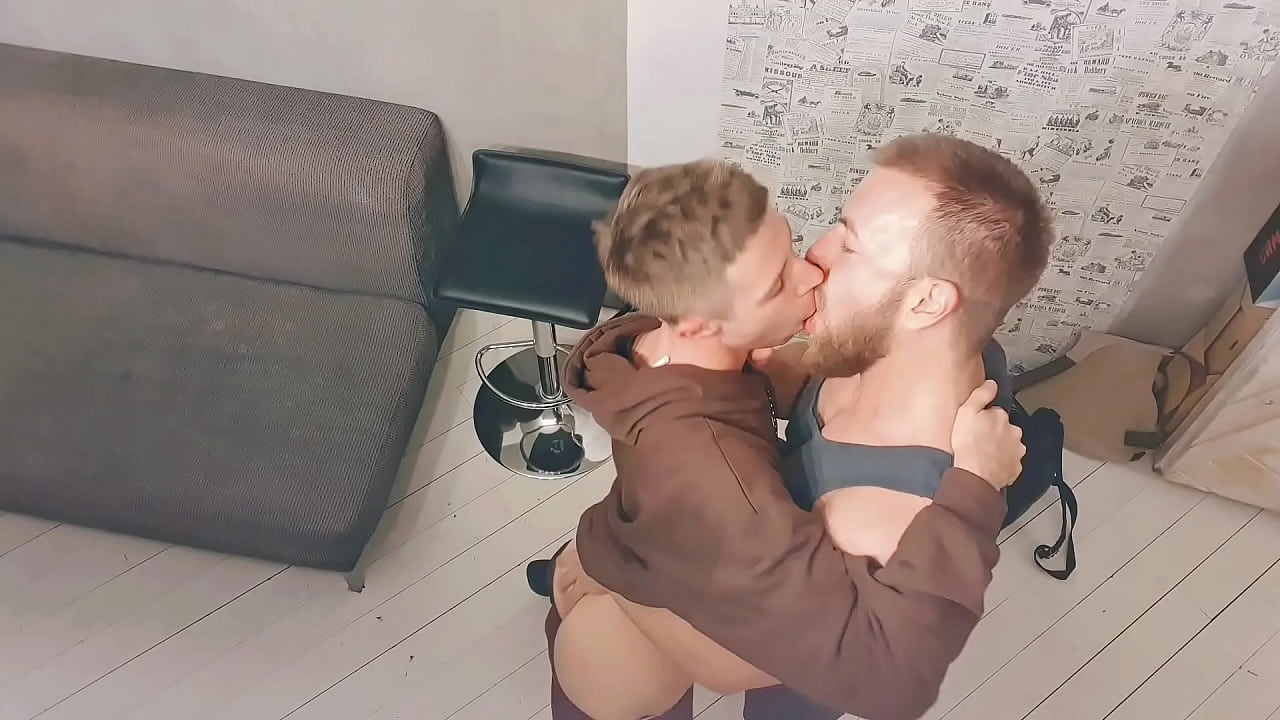 Maduro se encuentra con un jovencito invitado en casa y se lo folla por todos los rincones
                    anal licking homemade ass licking kissing gay twink bareback dilf beard living room gay blowjob male anal muchos negros