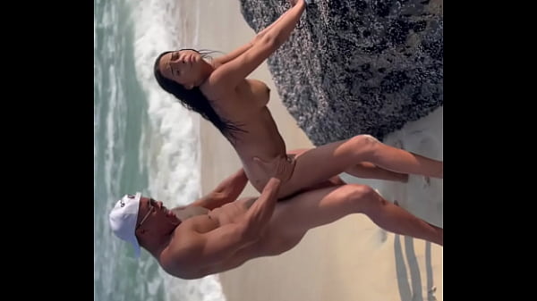 Novinha de apenas 18 anos , sexo ao vivo , cenas de anal sem camisinha, multidão na praia, parou a praia nunca visto no Brasil.