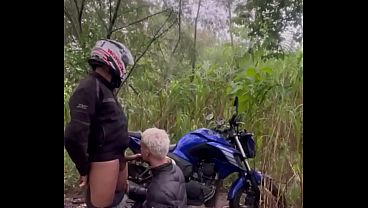 MOTOQUEIRO COMENDO NOVINHO NA TRILHA