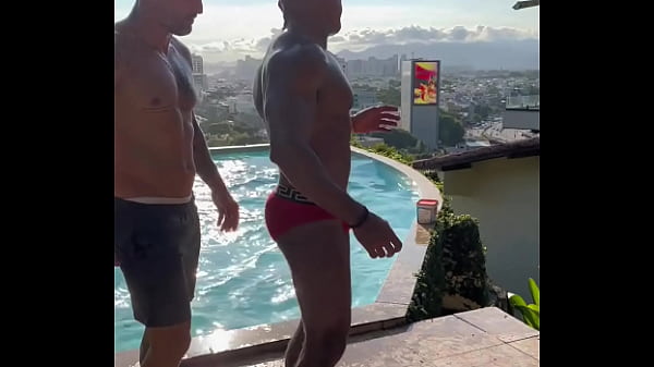 Download Video - AMIGOS FAZENDO SURUBA NA PISCINA EM FRENTE AO MAR