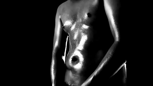 Aceite en el cuerpo y masturbandome