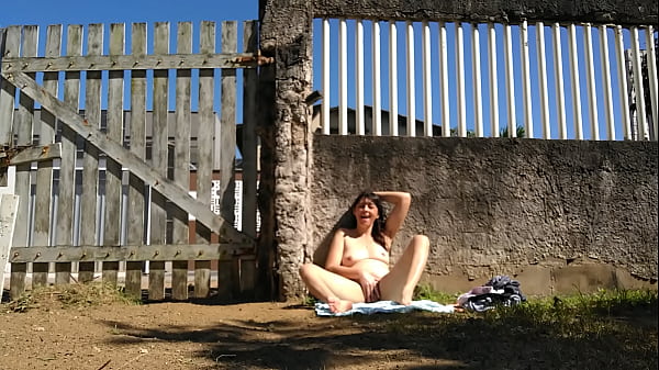 I masturbates myself in front yard
