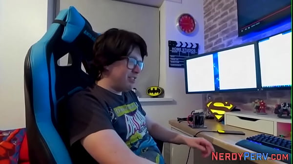 Yorkshire geek licks cunt and gets sucked