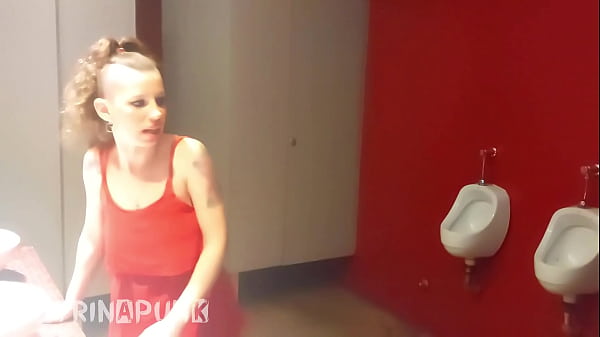She seeks revenge on her boyfriend who cheated on her and cuckolded him with Katrinapunk and Marcoxromano80 Completo en Red