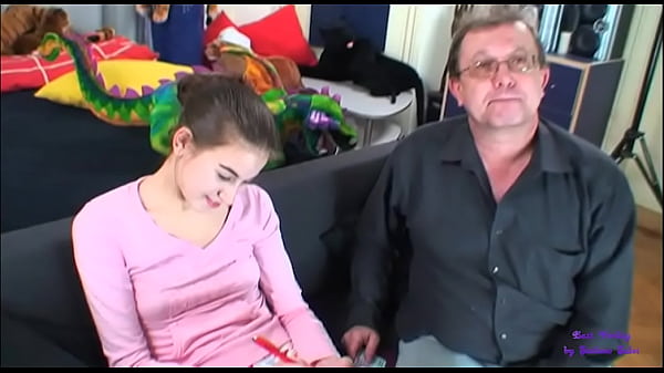 Download Video - La giovane ragazza accetta di girare un video porno per la prima volta