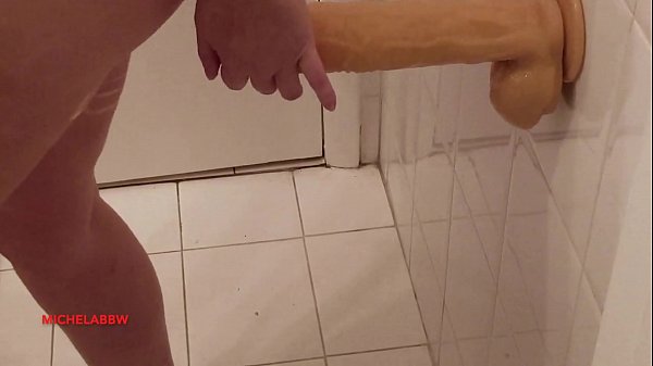 Download Video - MASTURBAZIONE IN BAGNO CON GROSSO CAZZO