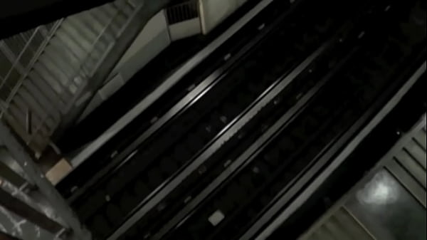 un gay se fai rbaiser par deux babsoy dans une station de metro