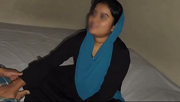 インドの田舎の彼女が彼氏のために料理を作り、家に持ち帰ってから彼氏とロマンチックなセックスをする。