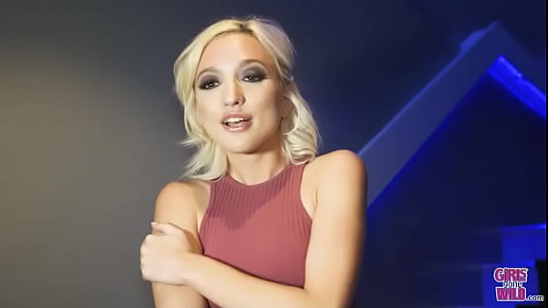Eliza Rubs Her Juicy Pussy