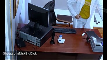 EL DOCTOR SE FOLLA A LA MUJER DE SU AMIGO EN LA CONSULTA DEL GINECOLOGO