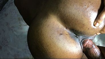 隣人が暖まりに私の部屋に来たのですが、新しいXXXビデオでは私のベッドにたどり着いてしまいました