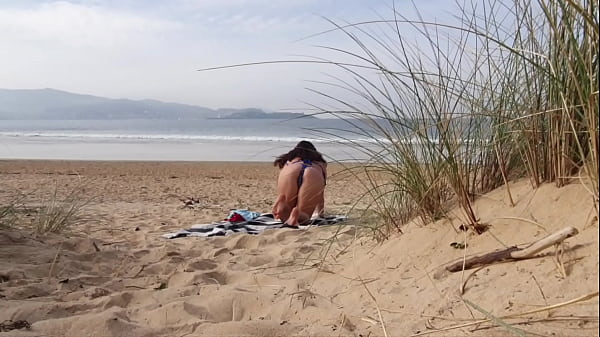 I filmed a curvy MILF changing clothes and doing Exercises on the Beach