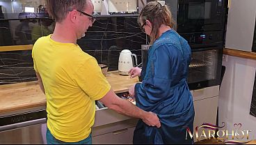 彼氏のためにコーヒーを淹れようとしたんだけど&hellip;彼は私のお尻を犯すことを選んだの。結局、彼のカップの中に思いっきり潮吹きしちゃった！すごく衝動的で変態的だったわ。