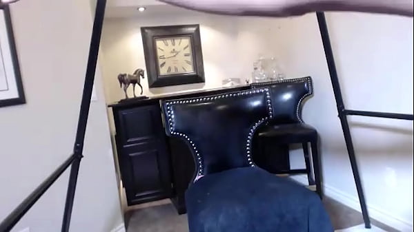 Szexi roma lány kinyitja a lábait és masztizik