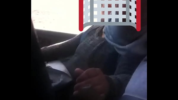 Download Video - Se toma hasta la &uacute;ltima gota&comma; esperando a su hijo afuera de la escuela