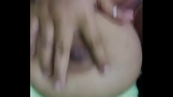 Chienne Du Venezuela Montre Ses Seins Et Reçoit Du Lait