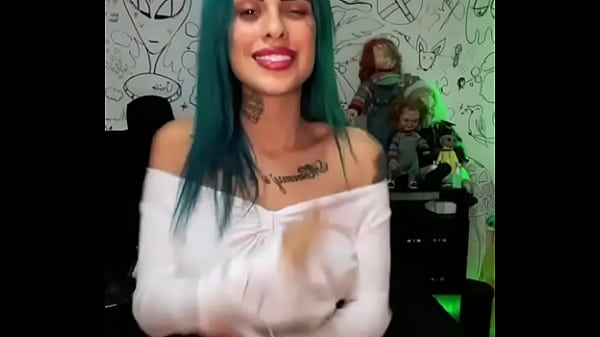 Tati Zaqui exibindo peitos