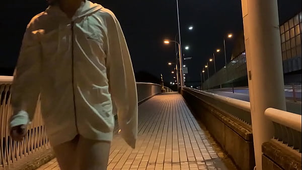 Download Video - 女装子まゆちゃんが車がばんばん通る道路わきの歩道で全裸になって露出プレイを楽しみながら、大股開きをしている横をトラックが通る