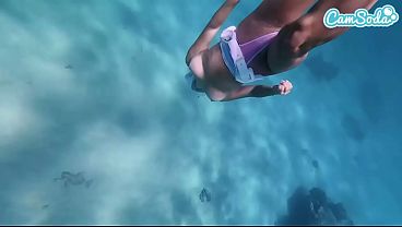 巨尻美女ケイシー・ケイラニのヌード水中ダイビングと自慰行為
