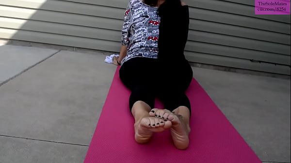 TSM - Mature BBW Wendy poses her feet
