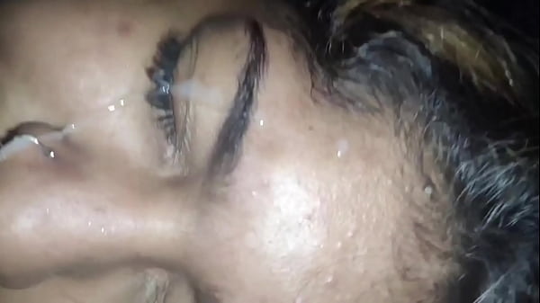 Casada da buceta suculenta sentou at&eacute; gozar e depois limpou a porra do pau do comedor