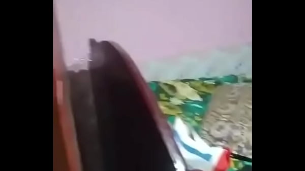 Nagy mellű roma anya fürdik a házban