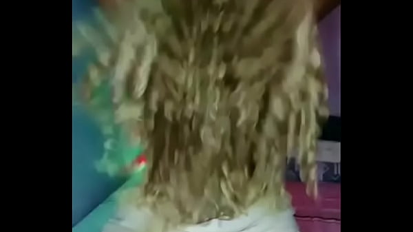 Negra goatosa dan&ccedil;ando