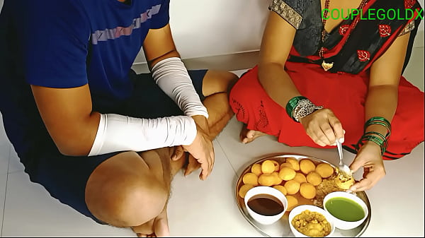 While eating Panipuri, the test increased tenfold by pouring water from Komal's pussy