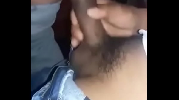 Férfi unokatestvére izgatottan ül a kanos férfi hatalmas farkán