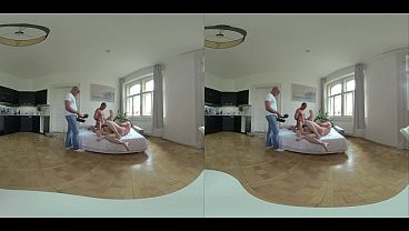 ルーシー・メンデス – VR舞台裏パート1 - 巨大なペニス3Pでマンコに中出し