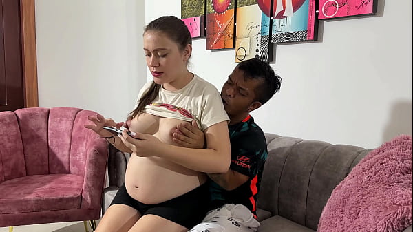 Download Video - Veo a mi peque&ntilde;o enano hermanastro jugando con su celular y le digo que me ense&ntilde;e&comma; el muy cachondo se excita y termina parti&eacute;ndome mi embarazado co&ntilde;o con su enorme polla&period;