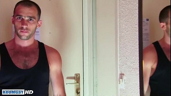 Download Video - Full video&colon; A sexy str8 guy get wanked in spite of him by a guy &excl;