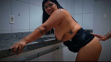 Fetiche na Cozinha: Minha Mulher de Couro Preto Pediu Rola e Eu Soquei Até o Talo!