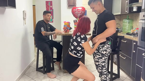 Download Video - El Mejor Amigo de mi Novia Baila con ella de Forma muy Pervertida Frot&aacute;ndole su Polla por el Culo y mi Novia parece Disfrutar no respeta que estoy Al Frente