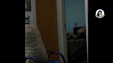 夫が妻をゲストルームに招き入れる。(サプライズ歓迎)