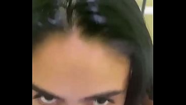 18歳の既婚女性が、浮気された夫のペニスをしゃぶりながら、黒人男性と寝るつもりだと言っている。