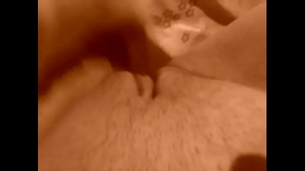 rubia cachonda en la cama jugando a ser penetrada