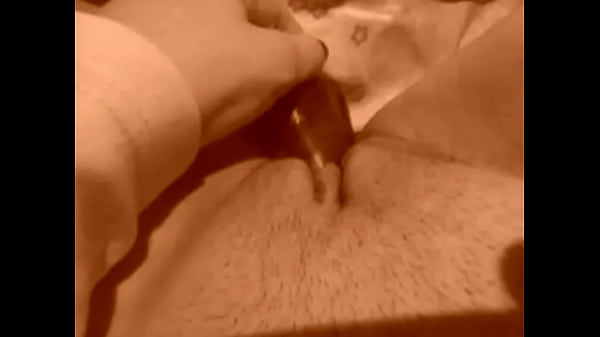 rubia cachonda en la cama jugando a ser penetrada