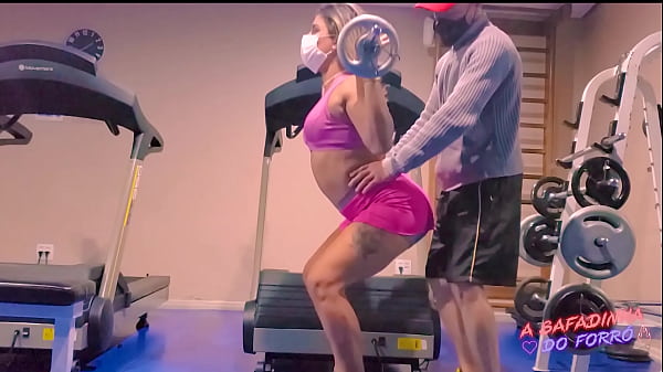 Download Video - O instrutor da academia ficou de pau duro me ajudando no treino e acabei dando o cu pra ele - Fabio Lavatti