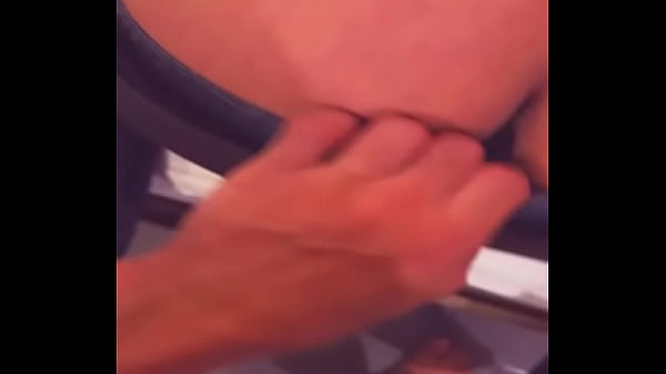 Download Video - ME ESTABA TCANDO EN LOS BA&Ntilde;OS DEL GYM Y ENTRA UN PUTITO A COMERMELA