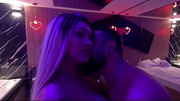 Boqueteira Profissional: A Trans e Minha Mulher Sugando Juntas minha rola