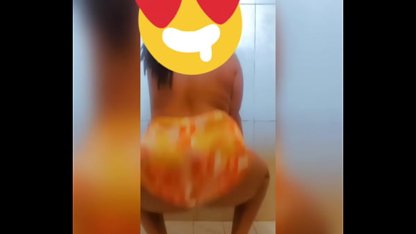 Lolee shaking it for