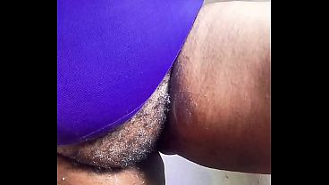 Download Video - Crente safada cuidando de sua buceta grande e peluda